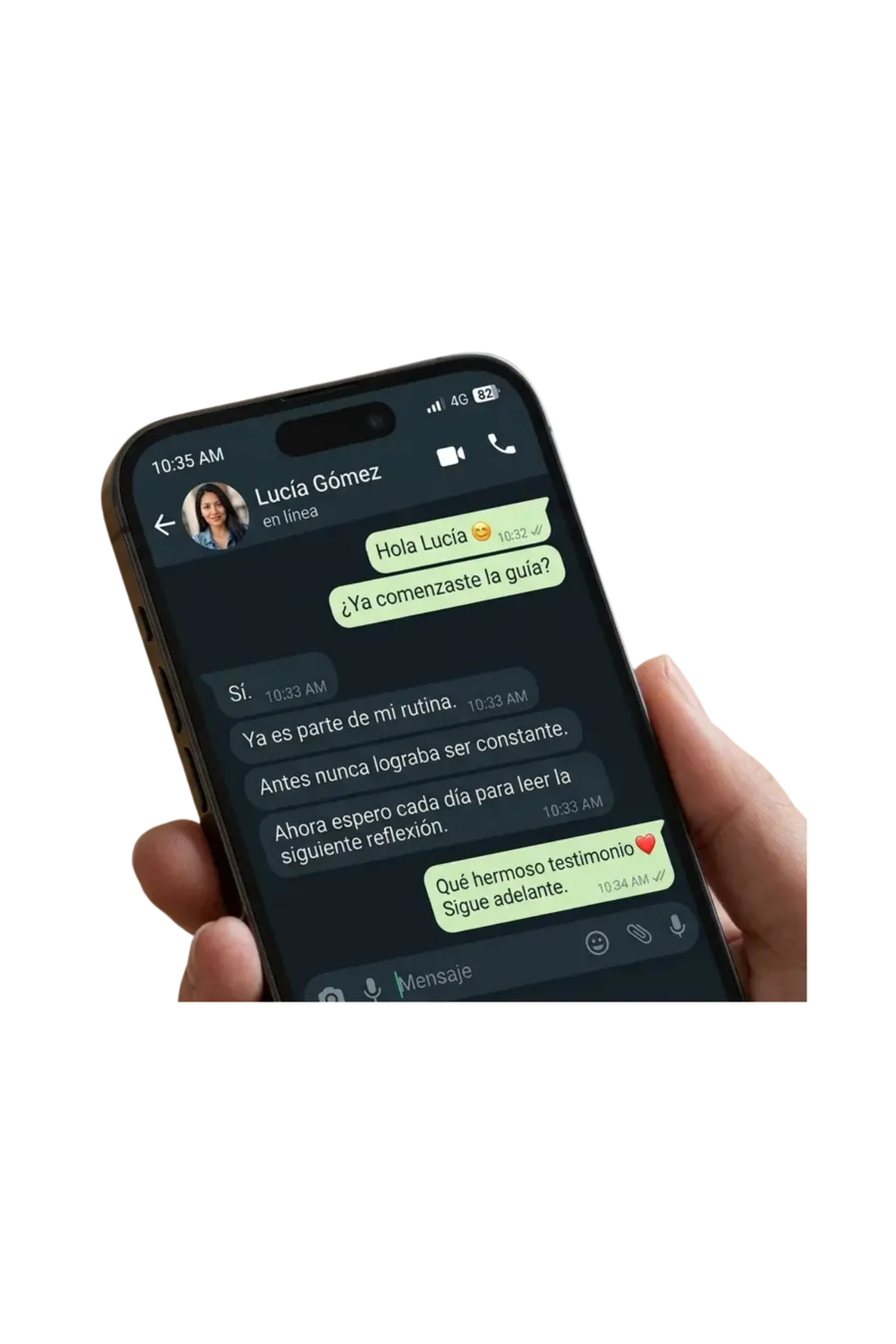 Testimonio de Lucía mostrado en un celular en la mano